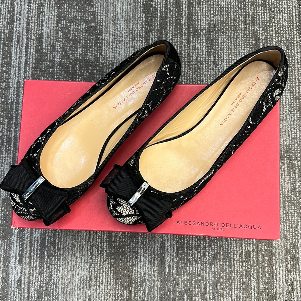 NEVER WORN Women’s SZ 10 Flats